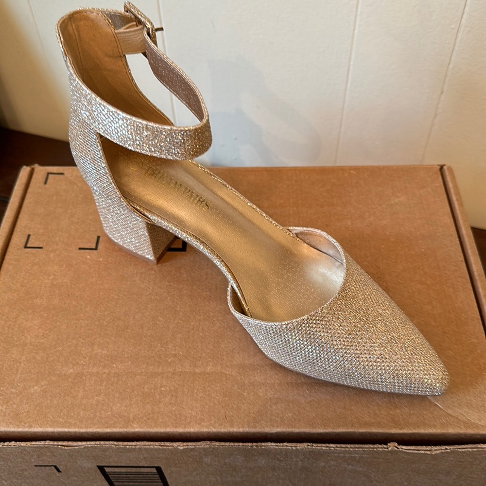 Dream Pairs Closed Almond Toe low block heel, Ankle Strap heels, Gold, size 9